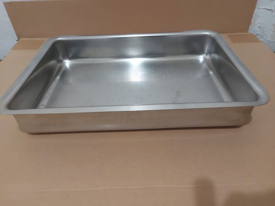 Tabuleiro inoxidável. Comprimento 38cm. Largura 26cm