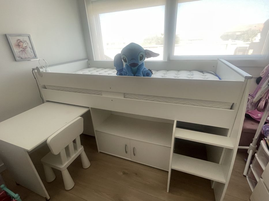 Cama crianca com secretaria e cadeira
