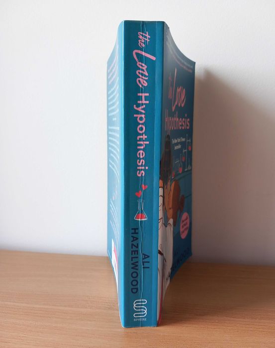 Livro "The love hypothesis" de Ali Hazelwood, em inglês
