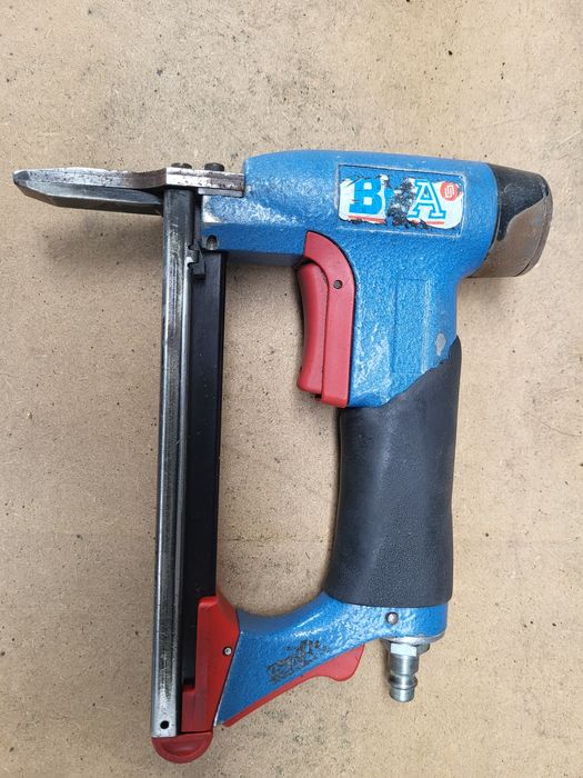 Скобозабивной пистолет, степлер пневматичний