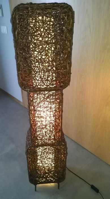 Candeeiro elétrico de chão, em verga/vime