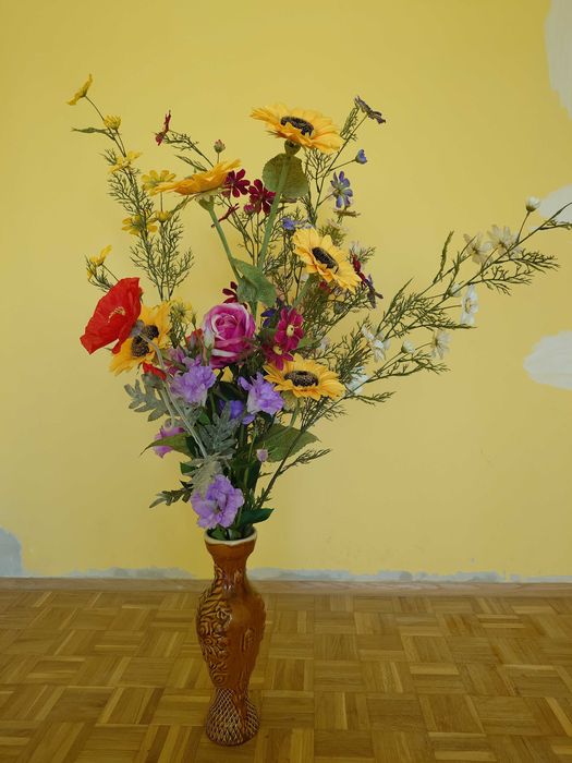 Sztuczne kwiaty w wazonie