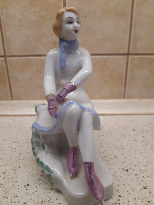 Фигуристка статуэтка конькобежка. Есть небольшой скол.