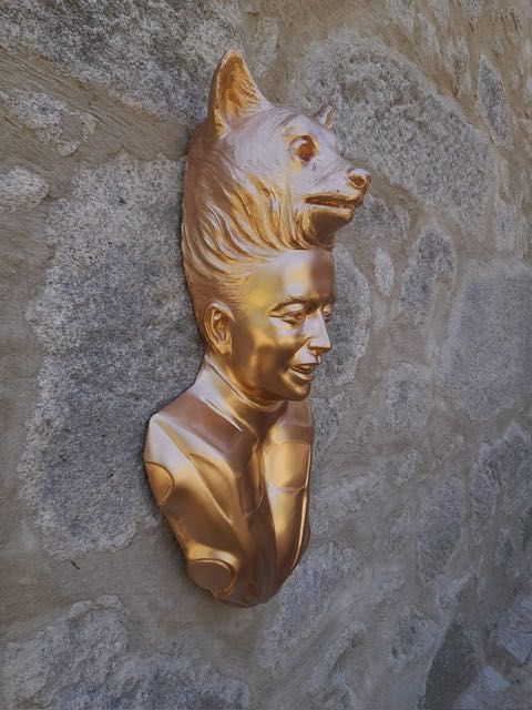Escultura única de Elon Musk com cabeça de lobo