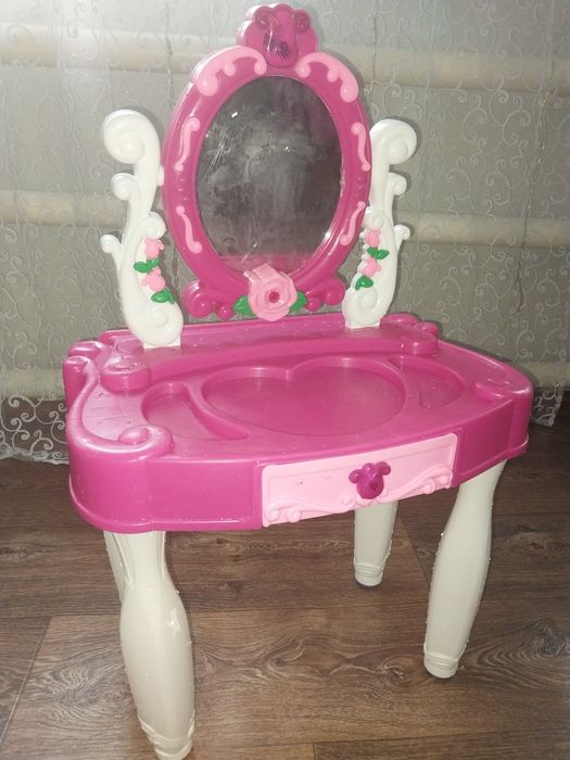 Столик для макияжа детский ,детское трюмо