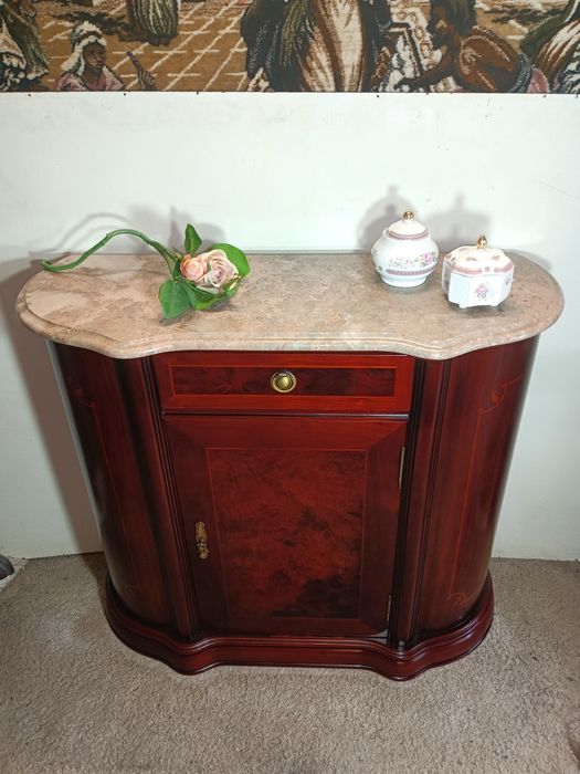 Móvel sapateira em raiz de cerejeira com pedra em granito.
Completamen