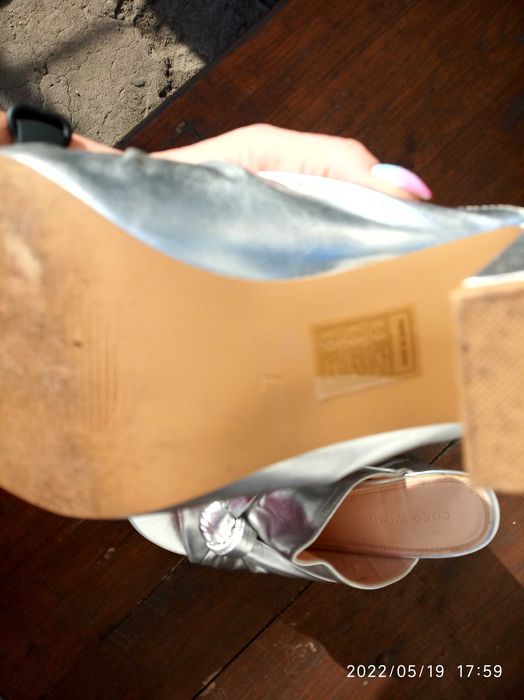 srebrne  klapki na klocku