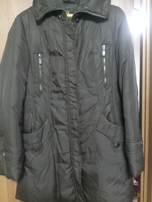 Пуховик коричневого кольору, приталеного силуету