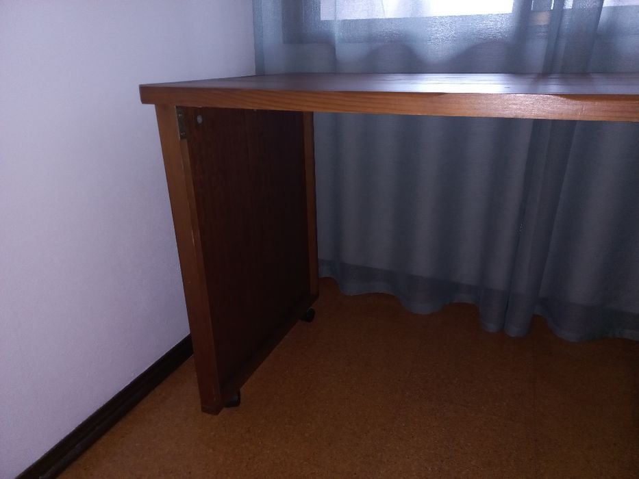 Secretária em madeira maciça