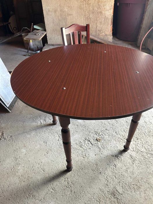 Mesas redondas e cadeiras em madeira