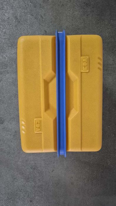 Geleira azul com tampa amarela