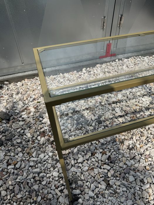 Metalowy stolik zloty z dwoma szklanymi blatami