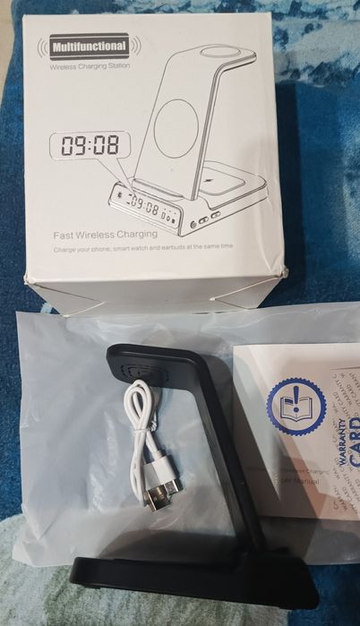 Bezprzewodowa ładowarka 4w1 z zegarem.