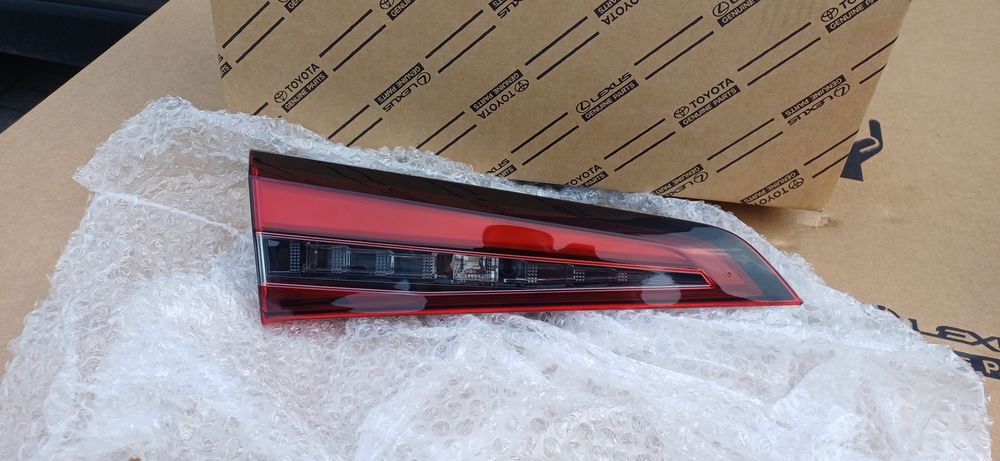 Toyota Corolla E21 lift kombi lampa lewy tył tylna lewa w klapę IGŁA OE EU