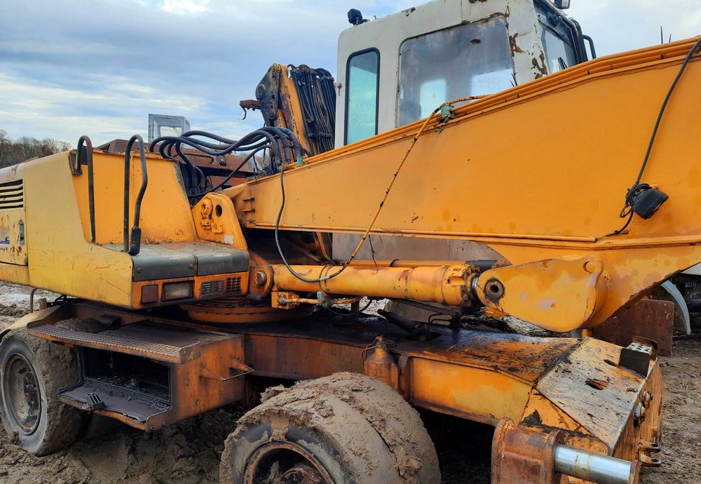 koparka przeładunkowa  Liebherr 902 ramie kabina podnoszona