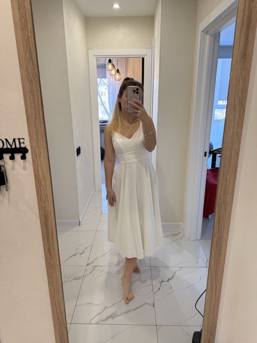 Біла святкова мінімалістична сукня на розпис