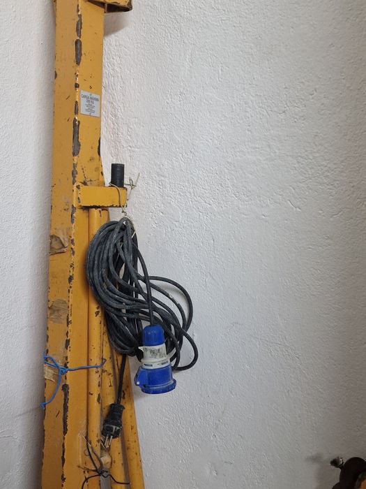 Guincho de Coluna / Elevador de Obra 200kg - A Funcionar
