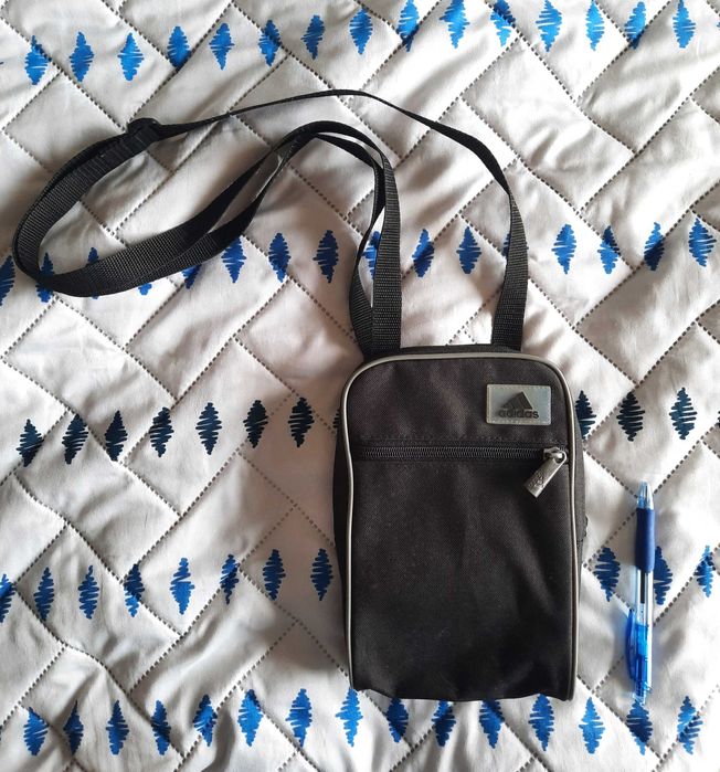 Bolsa preta da marca Adidas