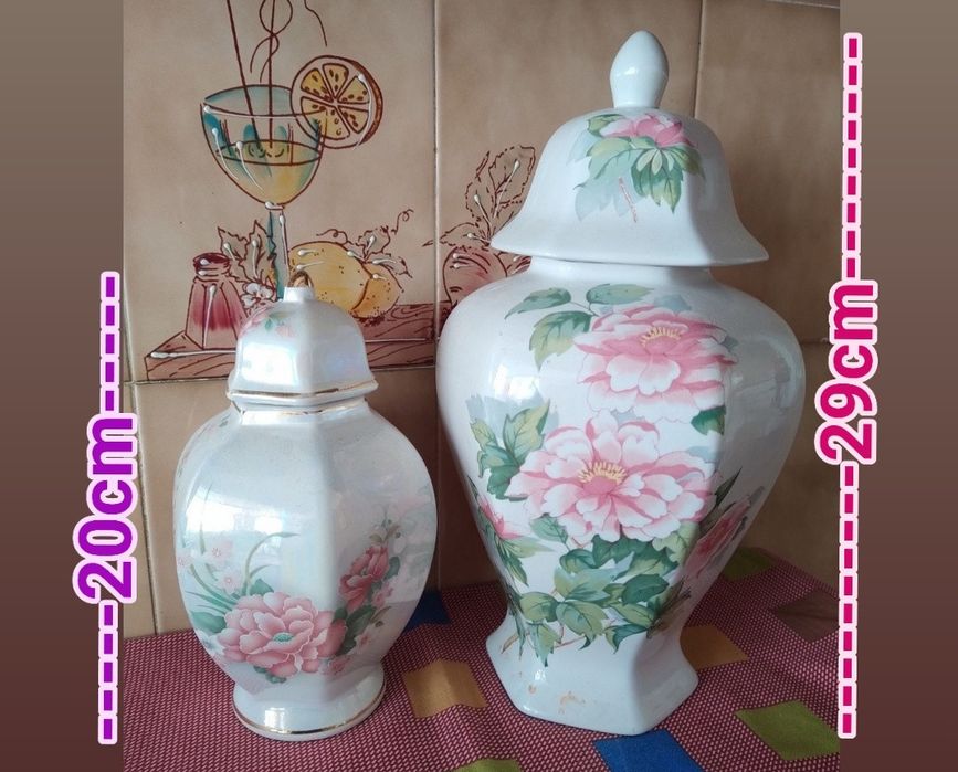 Potes com tampa em porcelana.