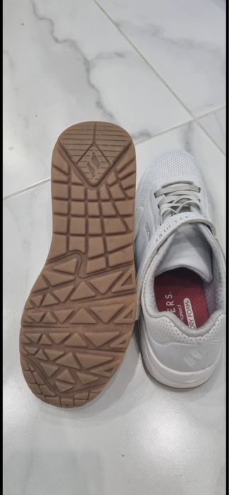 Белые кроссовки Skechers