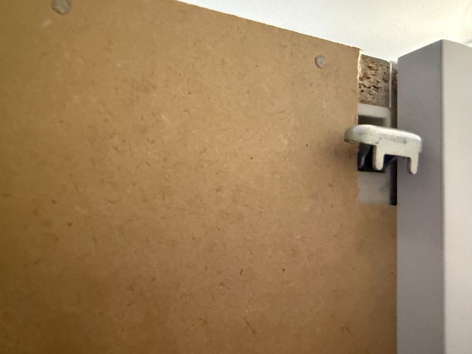 Wiszący słupek łazienkowy - MDF lakier, ryflowany (180x40x35)