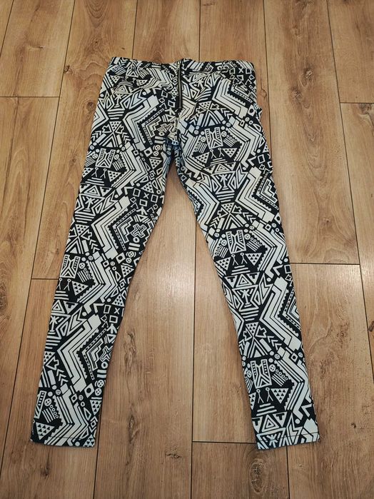 Biało czarne materiałowe spodnie rurki w geometryczne wzory