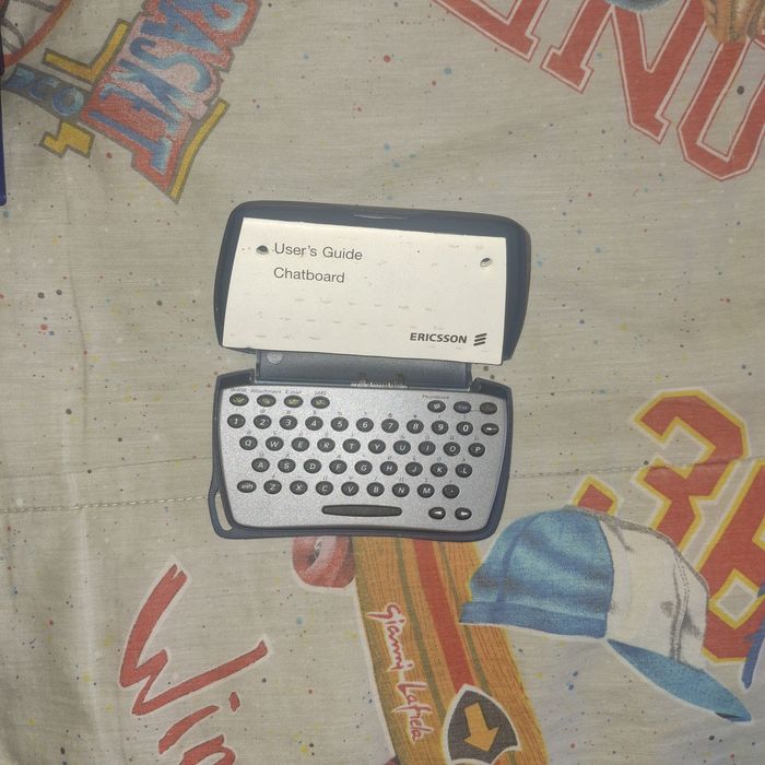 Vendo troco Ericsson carregador e teclado externo com livro original