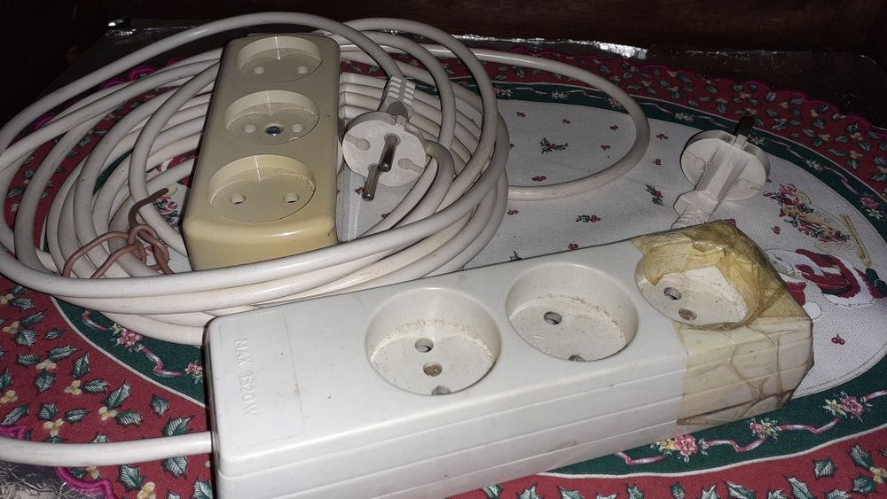 Chinelos caseiros novos, porta retratos, tomadas