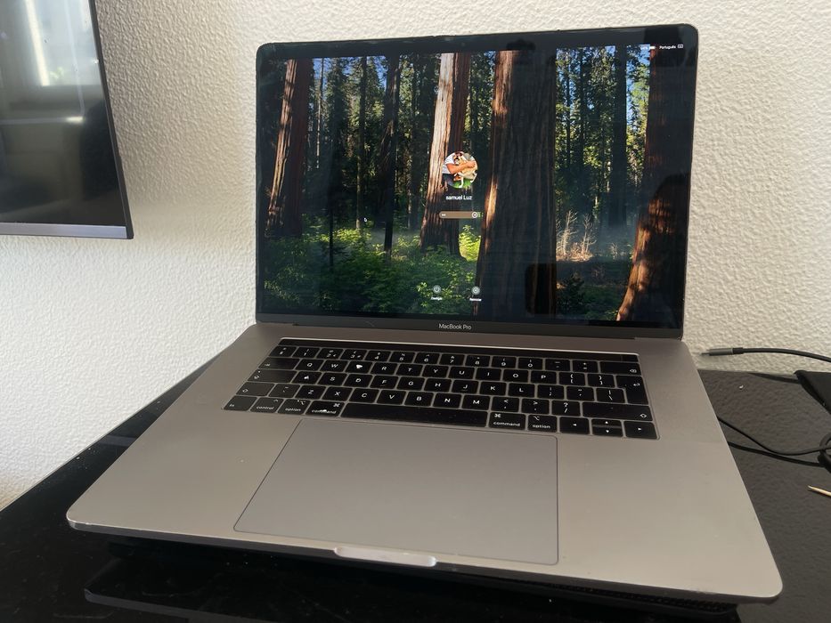 MacBook Pro 15" (2018) + Touch Bar– Máquina Impecável + Brindes!