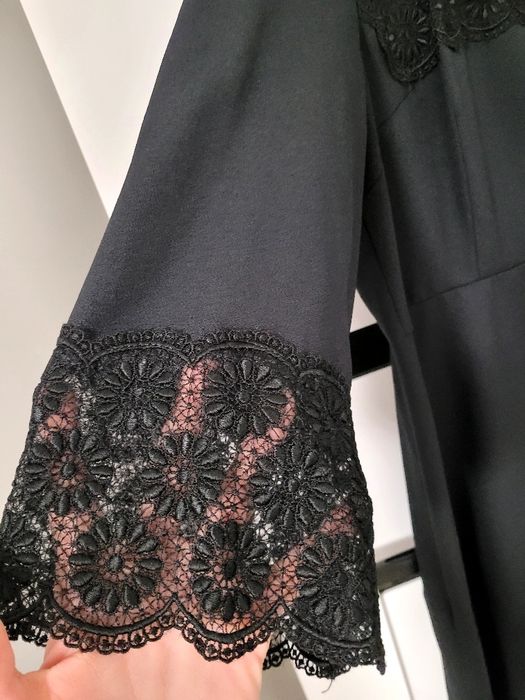 Śliczna elegancka z ozdobnym rękawem czarna sukienka,