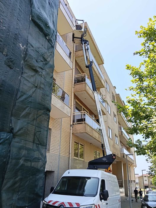 Aluguer e serviços em altura com grua / cesto elevatório até 14m