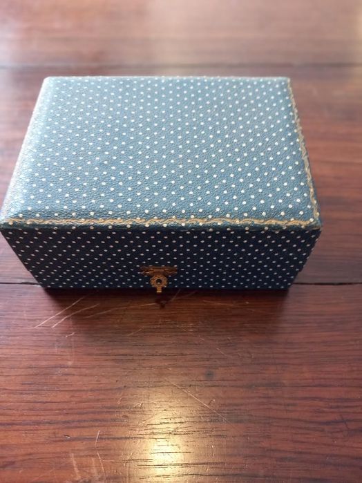 Argola de prata com copo pintado com guarnição em prata.