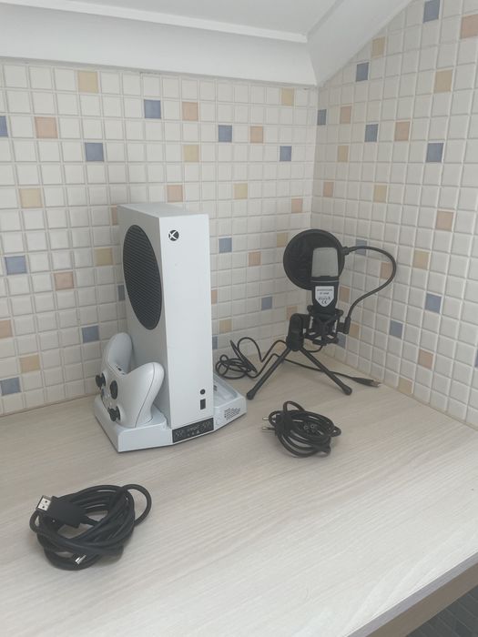 Xbox série S com comando, microfone gamer, cabos e uma base