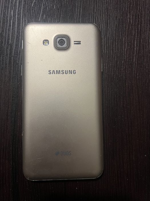 Смартфон Samsung Galaxy J7