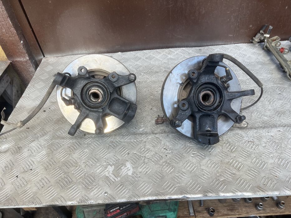 Цапфа кулак 2.4 бензин Ниссан террано 2 nissan terrano год 03