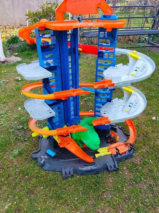 Zabawka hot weels Mattel mega garaż