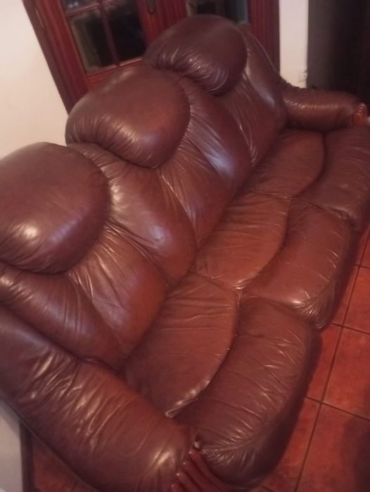 Sofá de pele com 2 poltronas