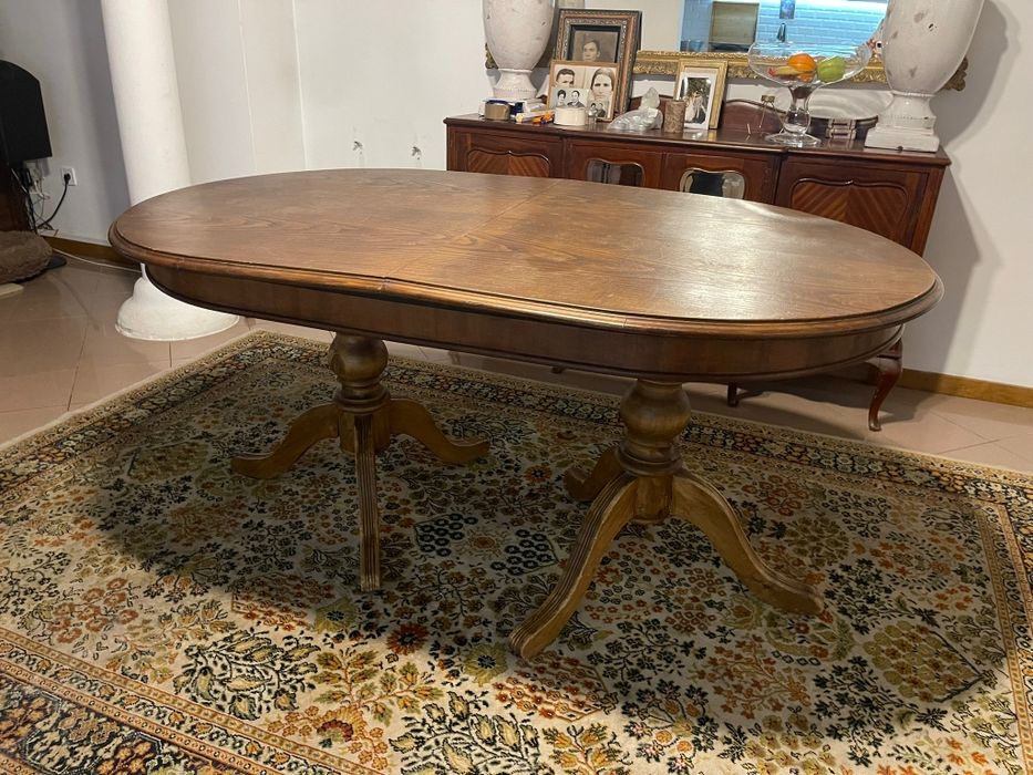 Mesa oval em madeira