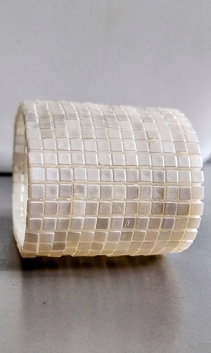 Szeroka,jasna bransoletka na gumce,imitacja masy perłowej