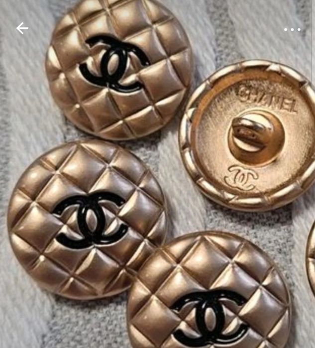 Złote guziki CC logo