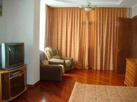 Дом 800 кв.Бассейн ,сауна,бильярд, генератор.До 20 человек