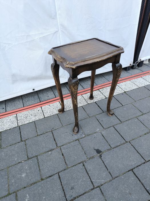 Drewniany stołek z ozdobnymi nogami stoliczek w stylu ludwikowskim