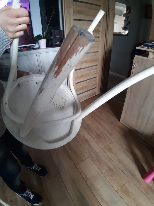 Dwa białe krzesła prl