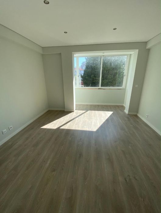 Arrendo apartamento em Amadora, excelente localização e remodelado.