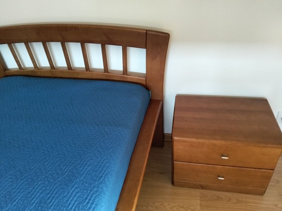 Mobília de quarto em cerejeira maciça, usado mas em bom estado.