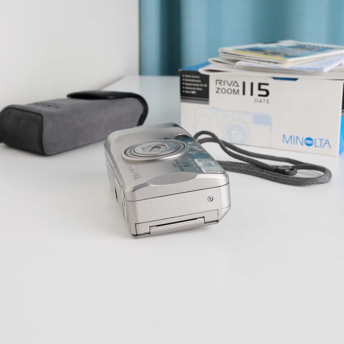 Minolta RIVA ZOOM DATE 115 - Плівковий фотоапарат