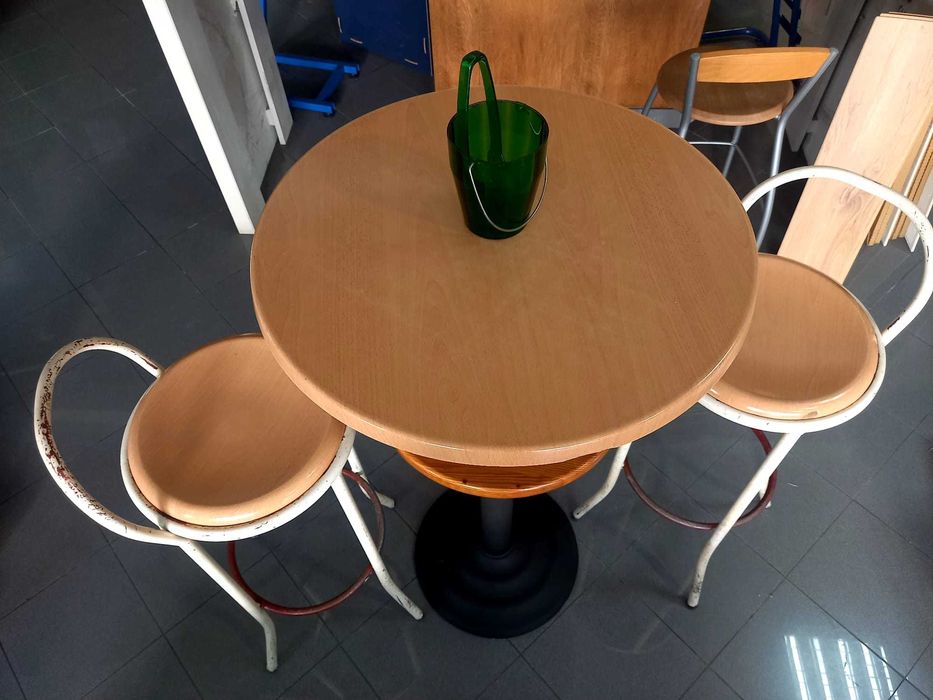 Mesa de bar com duas cadeiras