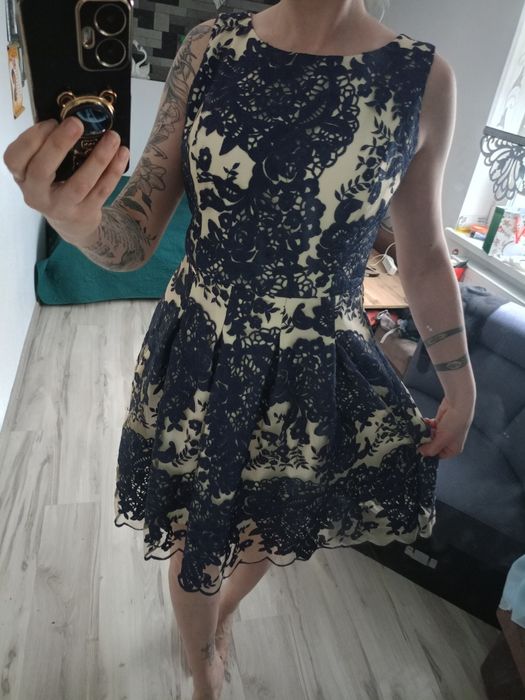 Sukienka haftowana 42