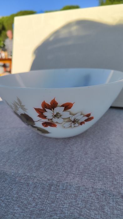 Taça com flores vermelhas