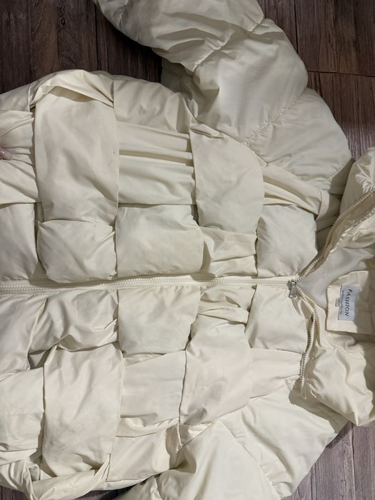 белый пуховик укороченый